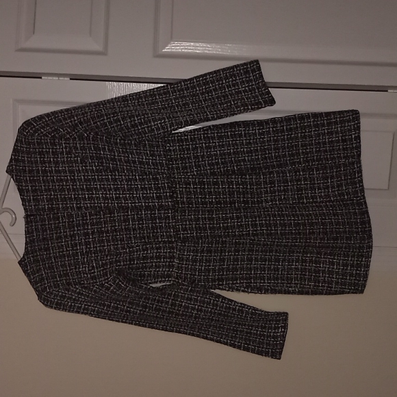 A beautiful tweed dress. This dress is a size  Small and is very cute for winter - Picture 4 of 4
